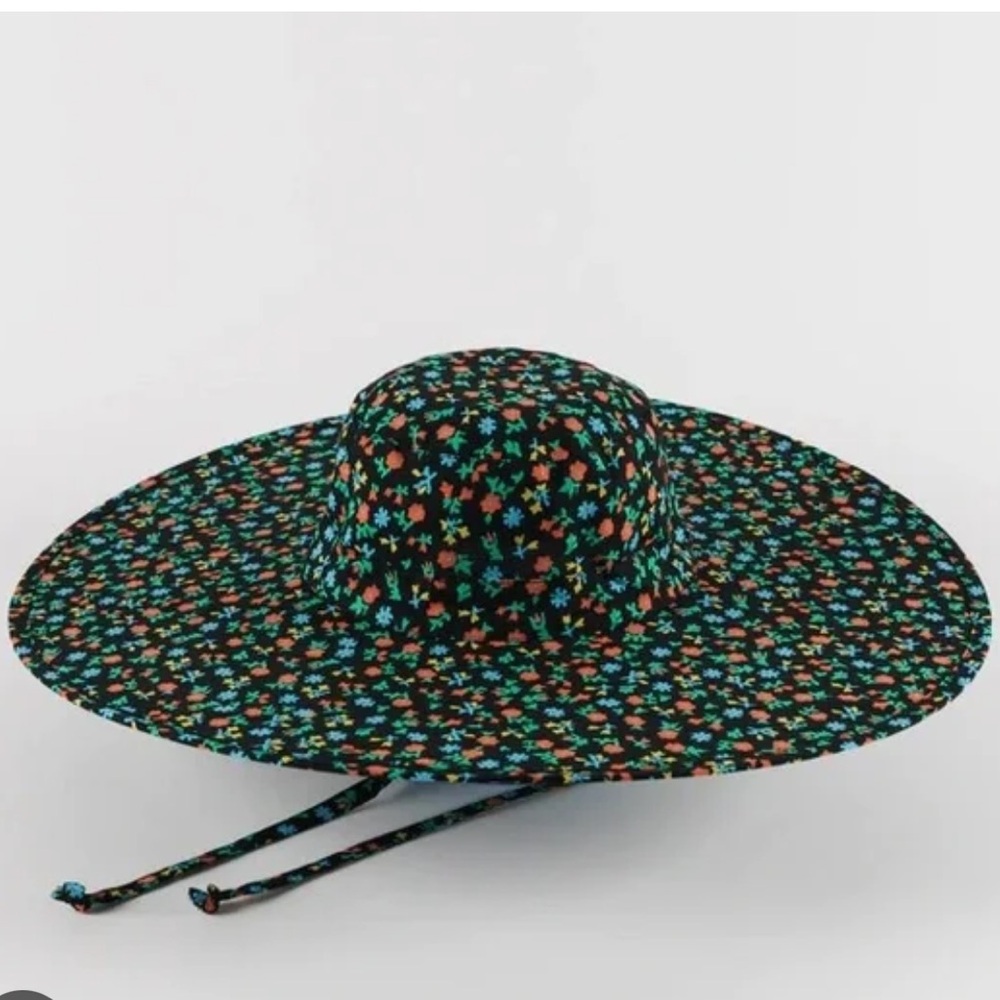 BAGGU packable sun hat in black calico floral wide brim organic cotton